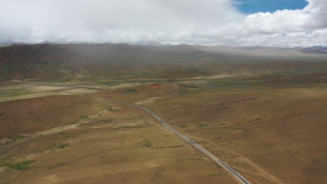 西藏山南哲古草原公路旅行旷野自然风光航拍视频素材