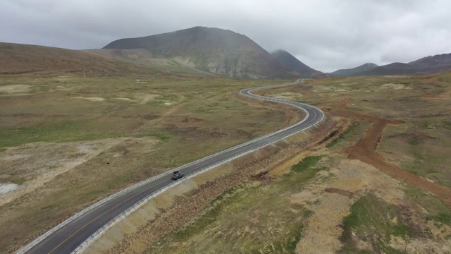 西藏山南哲古草原公路旅行旷野自然风光航拍视频素材