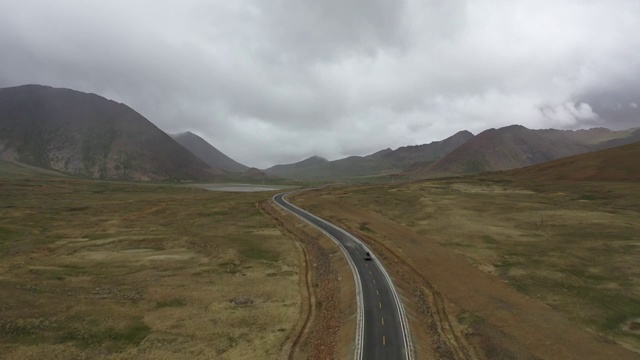 西藏山南哲古草原公路旅行旷野自然风光航拍视频素材