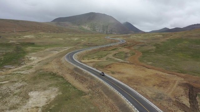 西藏山南哲古草原公路旅行旷野自然风光航拍视频素材