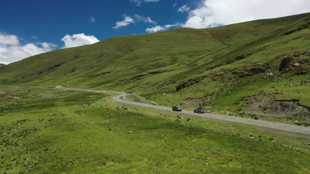 西藏山南市野外无人区旷野自驾游旅行公路景视频素材