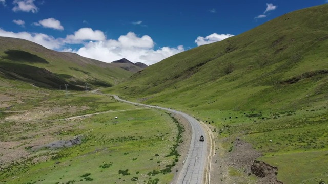 西藏山南市野外无人区旷野自驾游旅行公路景视频素材