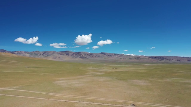 西藏荒野无人区汽车越野自驾游自然风光视频素材