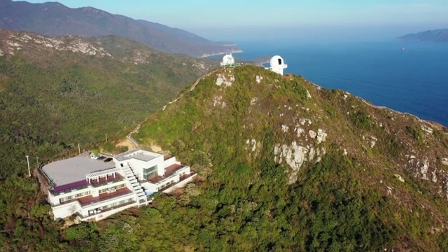 广东省深圳市大鹏新区南澳西涌海滨浴场与深圳天文台航拍视频素材