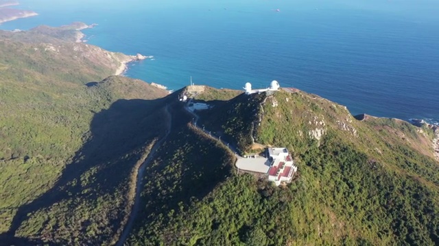 广东省深圳市大鹏新区南澳西涌海滨浴场与深圳天文台航拍视频素材