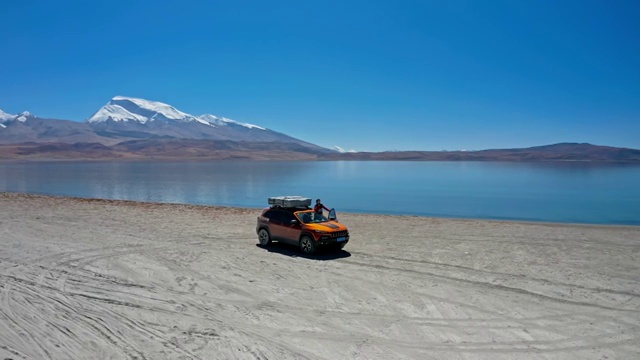 西藏风光jeep自由光在阿里神湖拉昂错驰骋视频素材