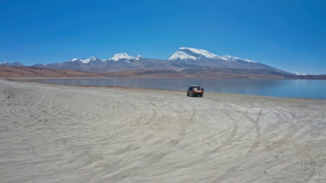 西藏风光jeep自由光在阿里神湖拉昂错驰骋视频素材