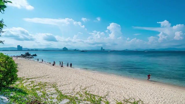 三亚海棠湾沙滩海浪蓝天白云视频素材