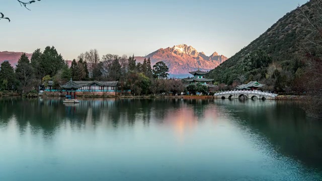 丽江黑龙潭公园玉龙雪山延时摄影视频素材