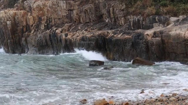 香港龙虾湾石滩海浪拍打岸边视频素材