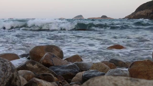 香港龙虾湾石滩海浪拍打岸边视频下载