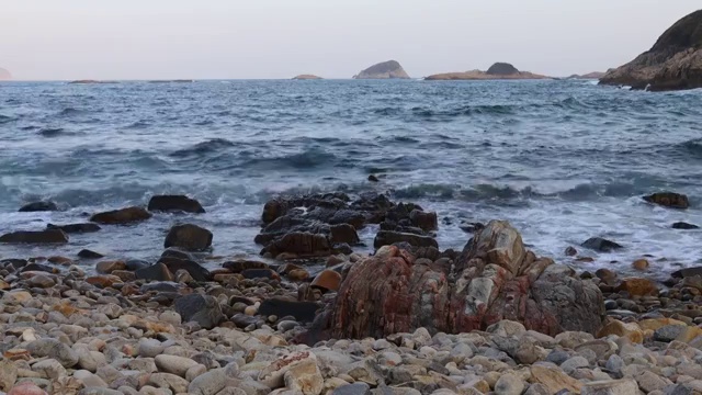 香港龙虾湾石滩海浪拍打岸边视频素材