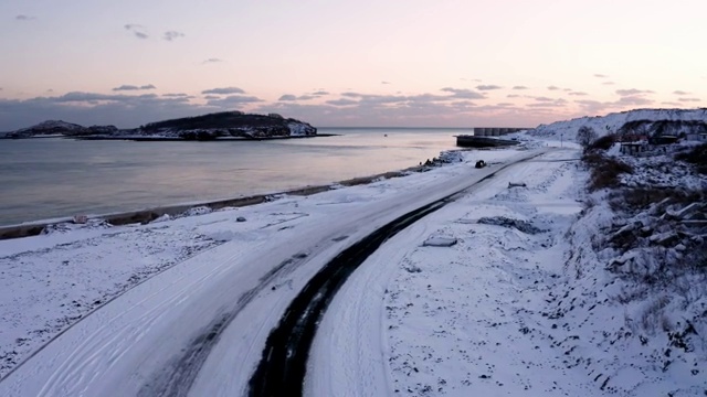 日落时分雪后的海岸公路视频下载