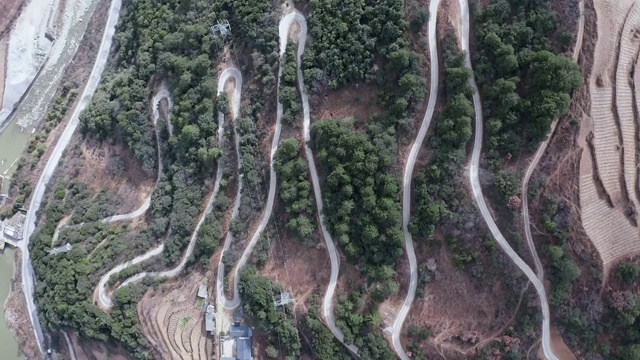 蜿蜒曲折的盘山公路视频素材