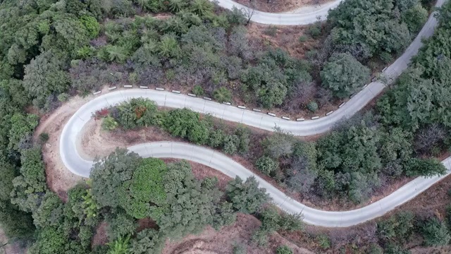 蜿蜒曲折的盘山公路视频素材