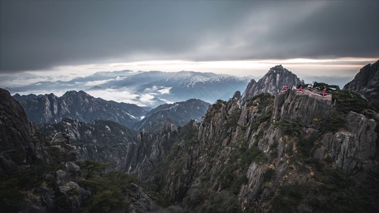 黄山，流云之下的日出与山顶看日出的人群视频素材