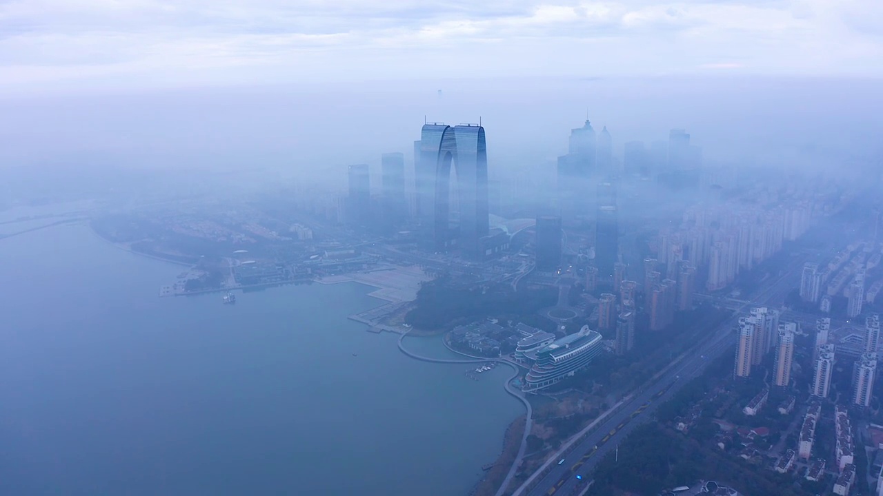 薄雾下的苏州园区建筑群视频素材