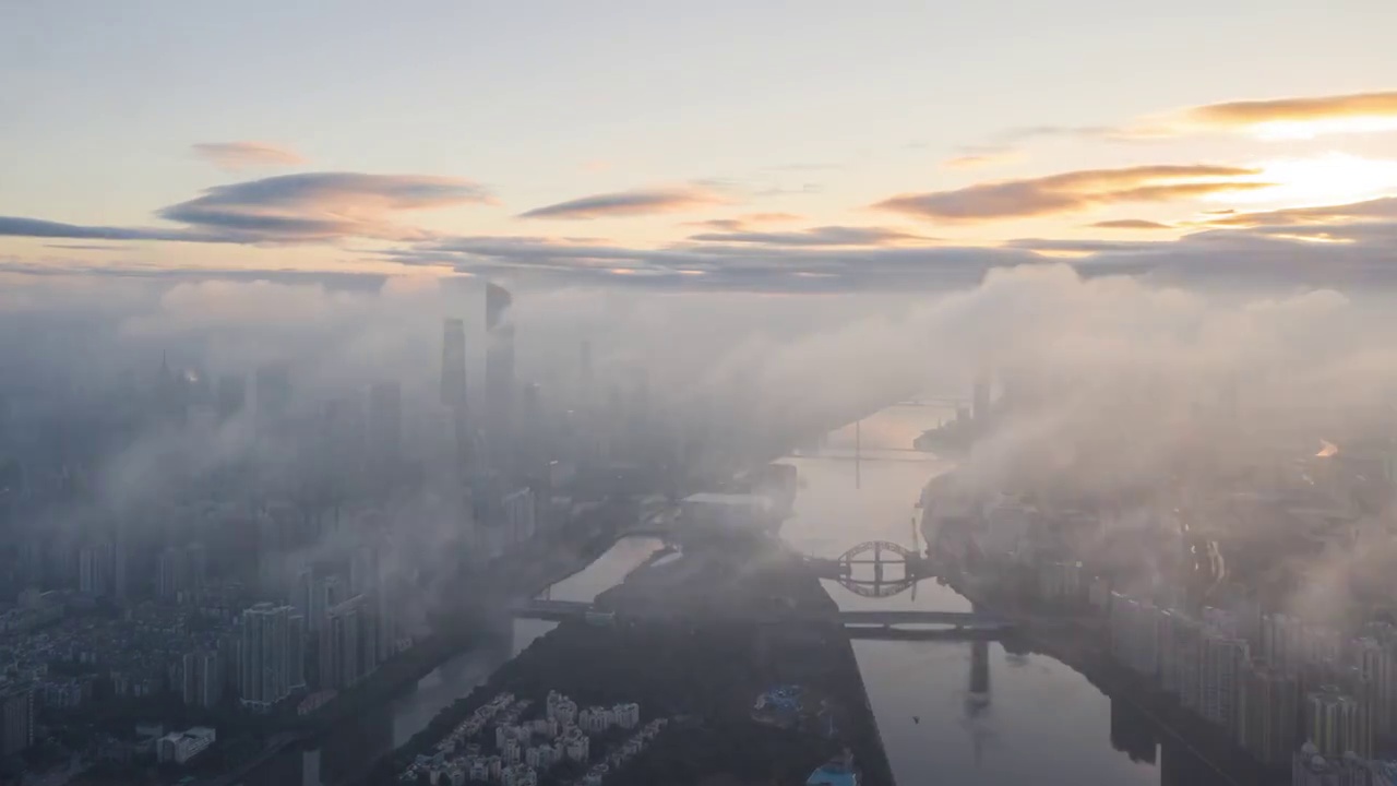 航拍2021年第一场春雨后的广州早晨日出云雾弥漫（4K延时）视频素材