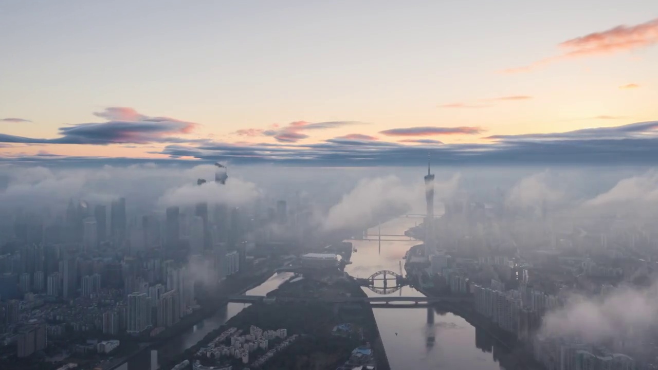 航拍2021年第一场春雨后的广州早晨日出云雾弥漫（4K延时）视频素材