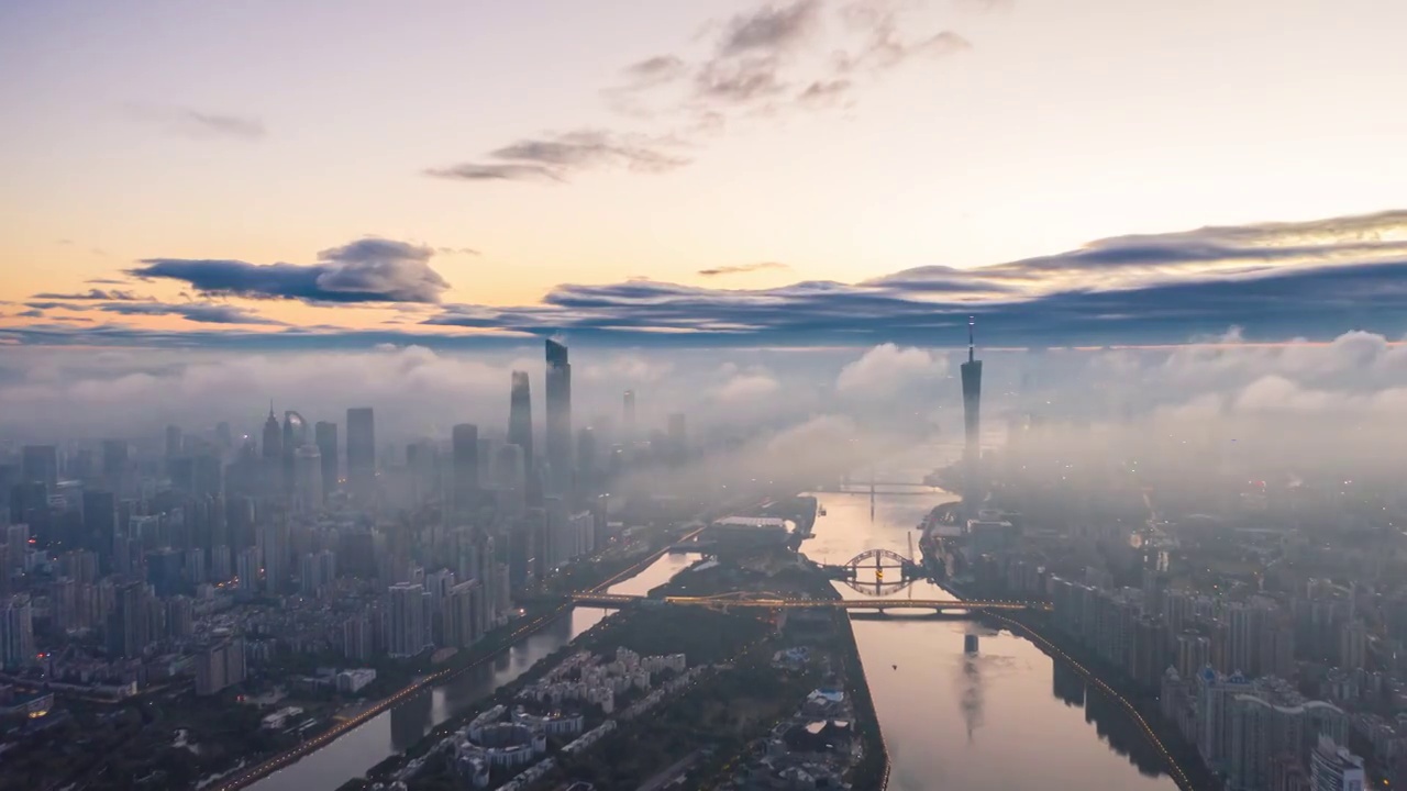 航拍2021年第一场春雨后的广州早晨日出云雾弥漫（4K延时）视频素材