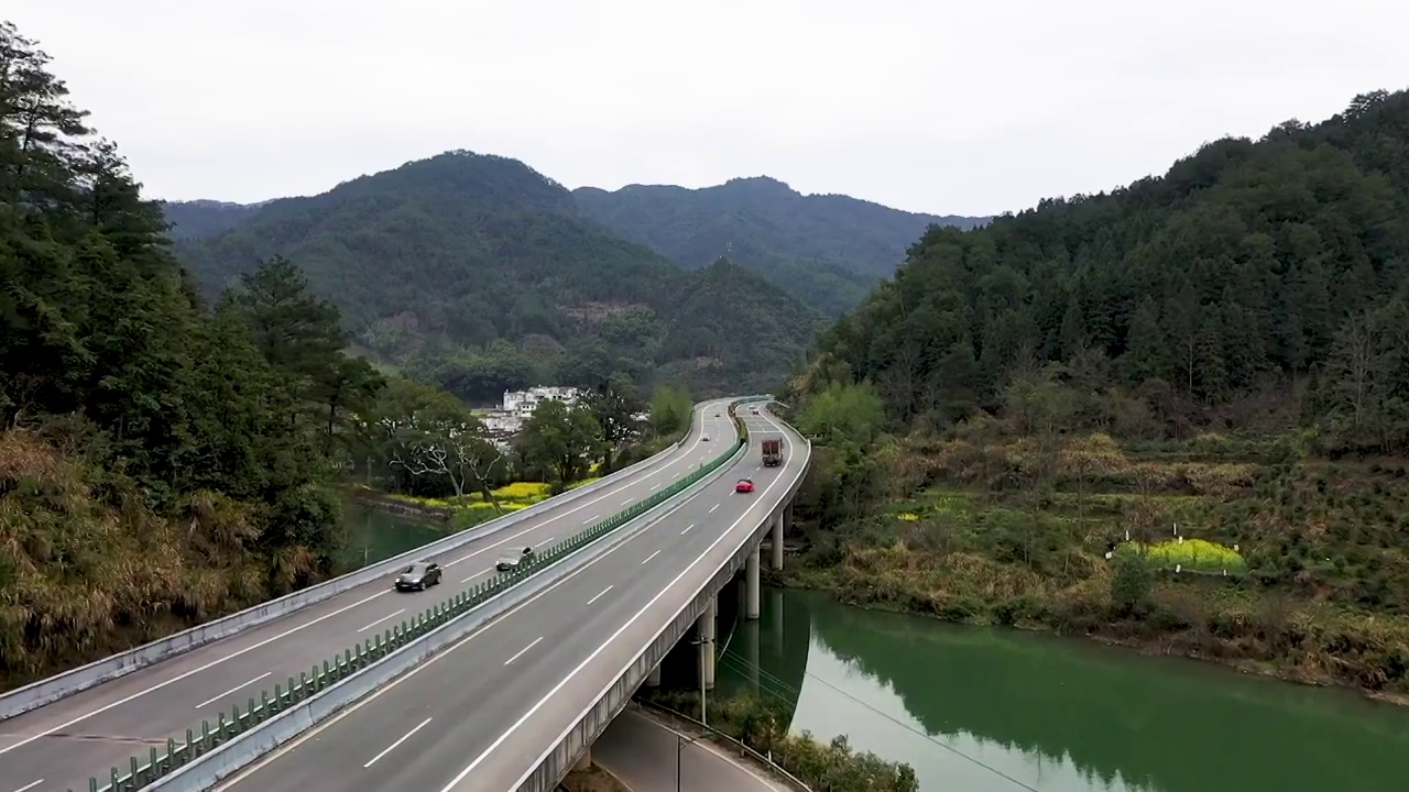 婺源景婺黄高速晓起大桥段春季美景航拍视频素材