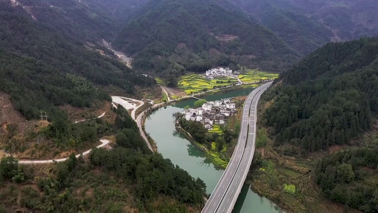 婺源景婺黄高速晓起大桥段春季美景航拍视频素材