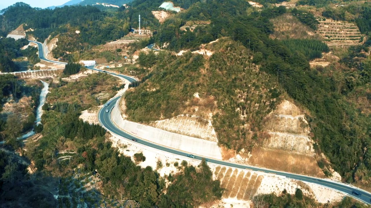 山里的盘山公路视频素材