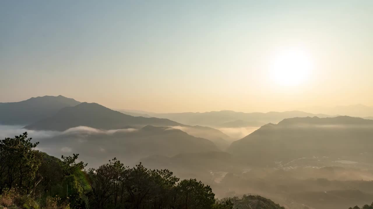 清晨山里的平流雾视频素材