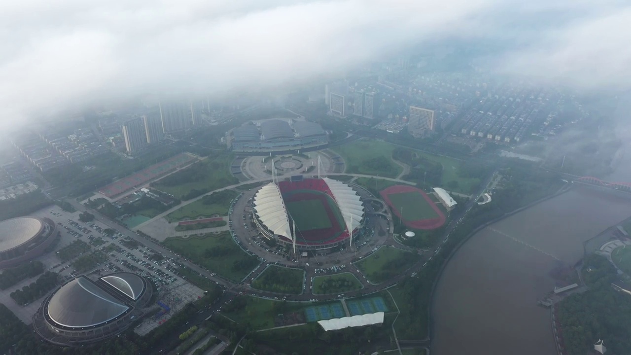 义乌市体育场上空大云海奇观4K航拍视频素材