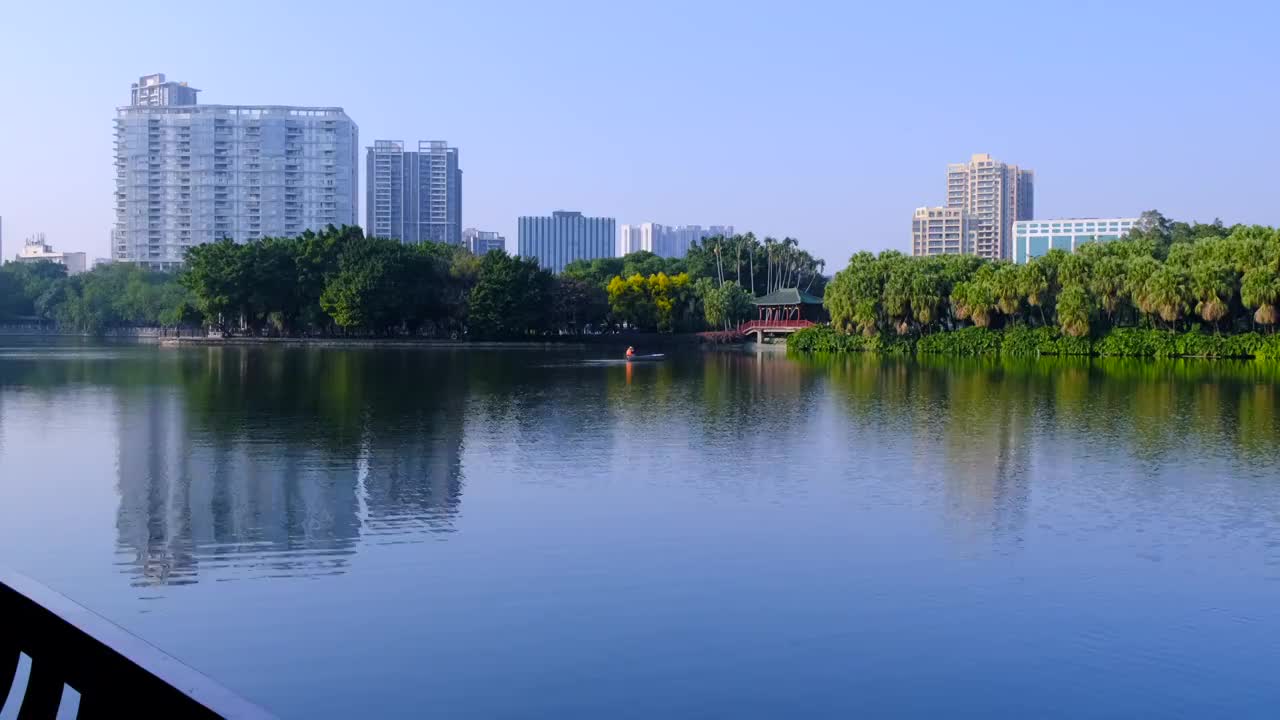 中国广州流花湖公园湖泊树林风光全景视频素材