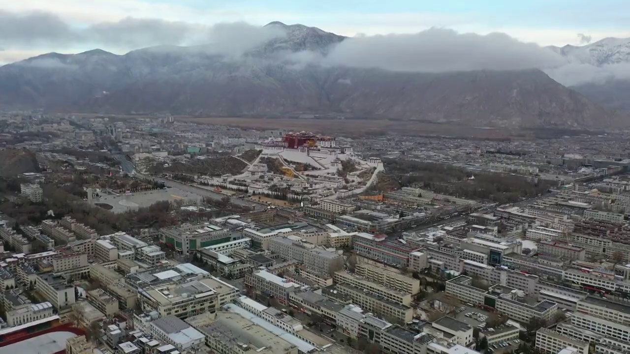 西藏拉萨清晨城市上空的云视频素材