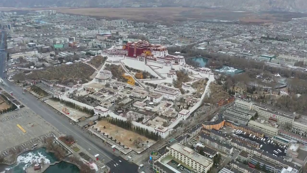 西藏拉萨清晨城市上空的云视频素材