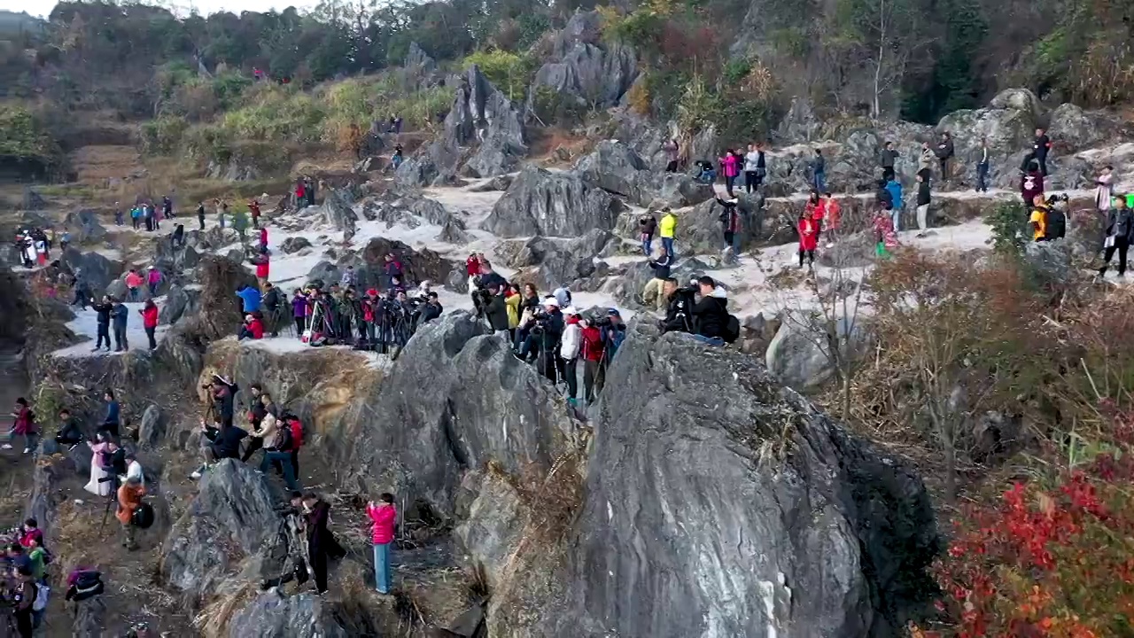 婺源石城红叶风景区人山人海壮观视频素材