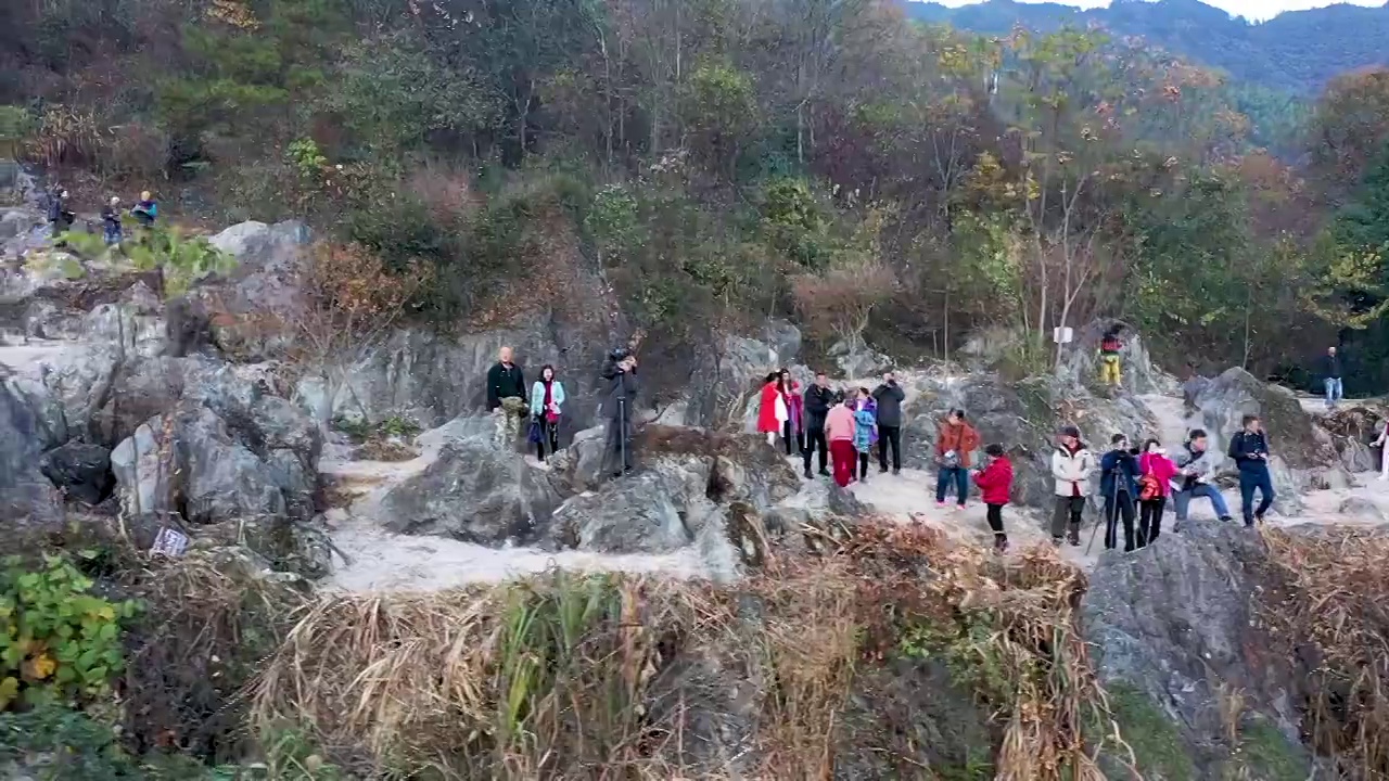 婺源石城红叶风景区人山人海壮观视频素材