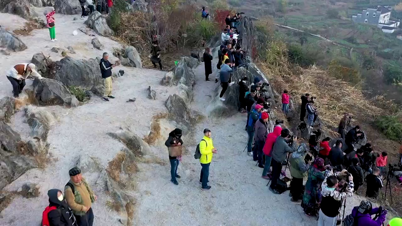 婺源石城红叶风景区人山人海壮观视频素材