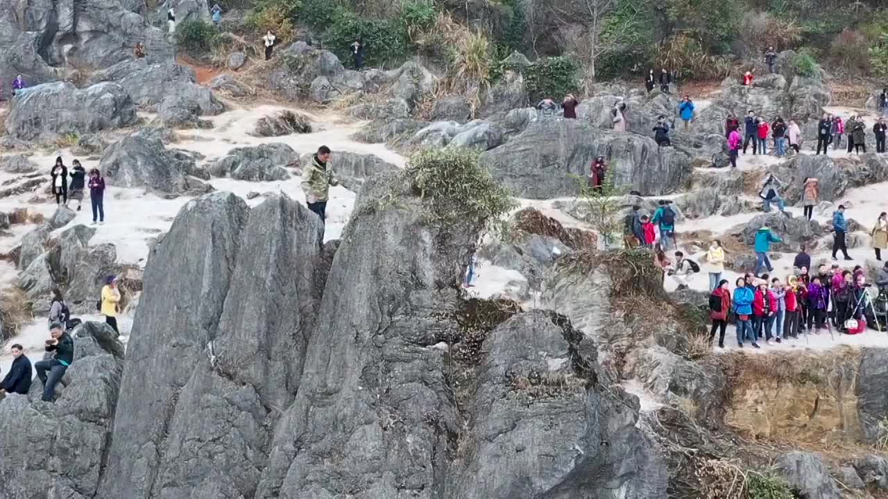 婺源石城红叶风景区人山人海壮观视频素材