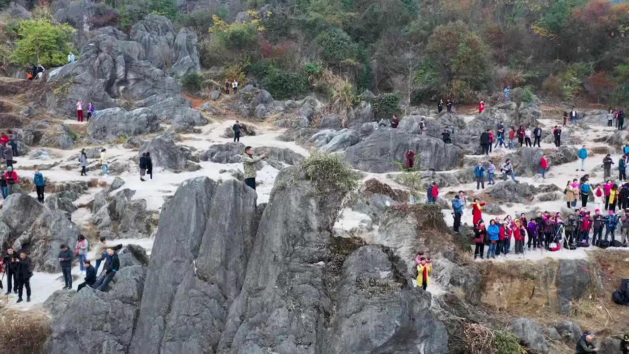 婺源石城红叶风景区人山人海壮观视频素材