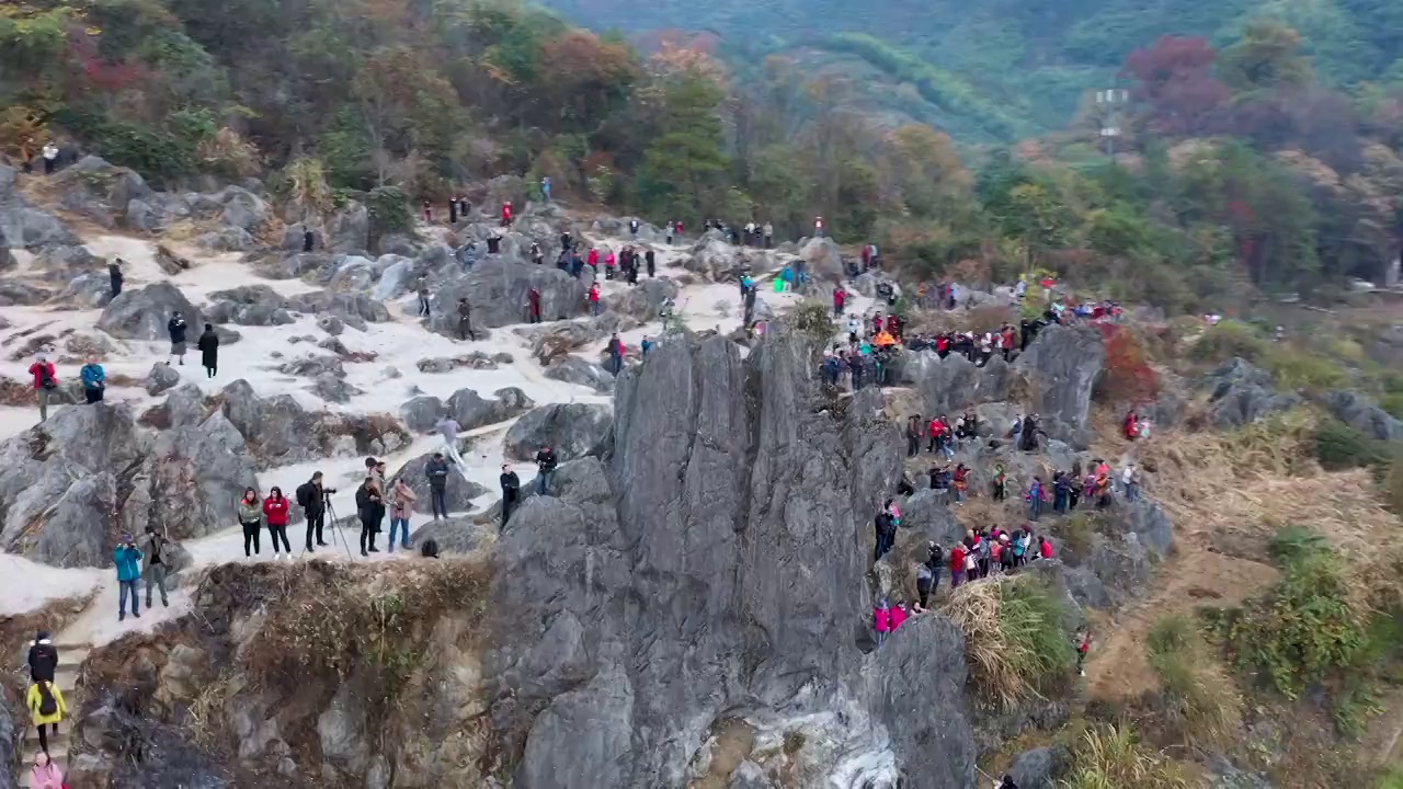 婺源石城红叶风景区人山人海壮观视频素材