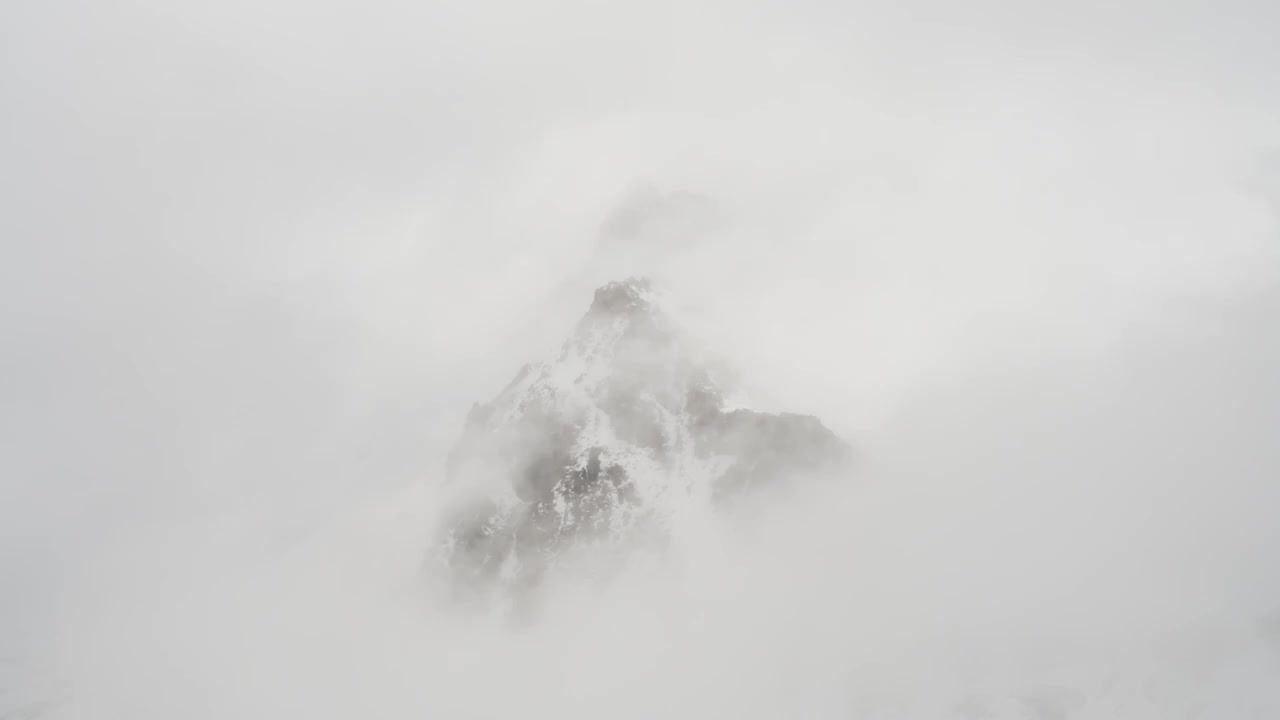 浓雾之中隐约可见的四姑娘山雪山之巅视频素材