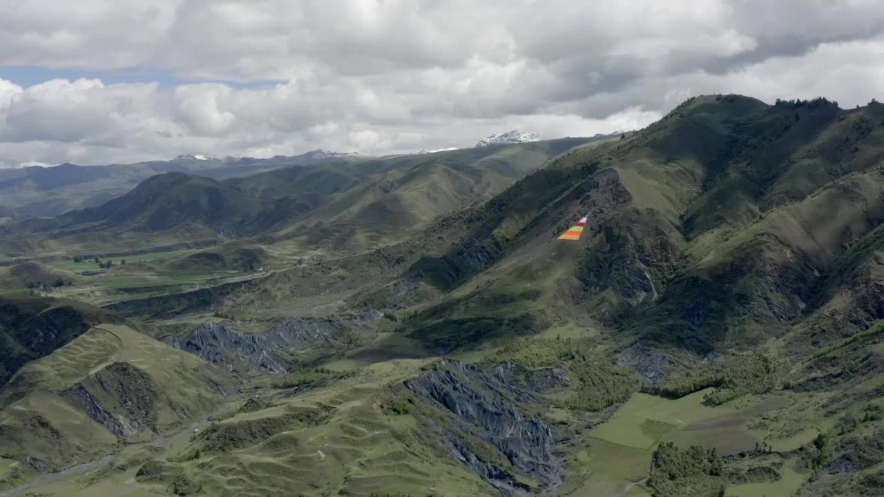 航拍四川西部的高原石林景观视频素材