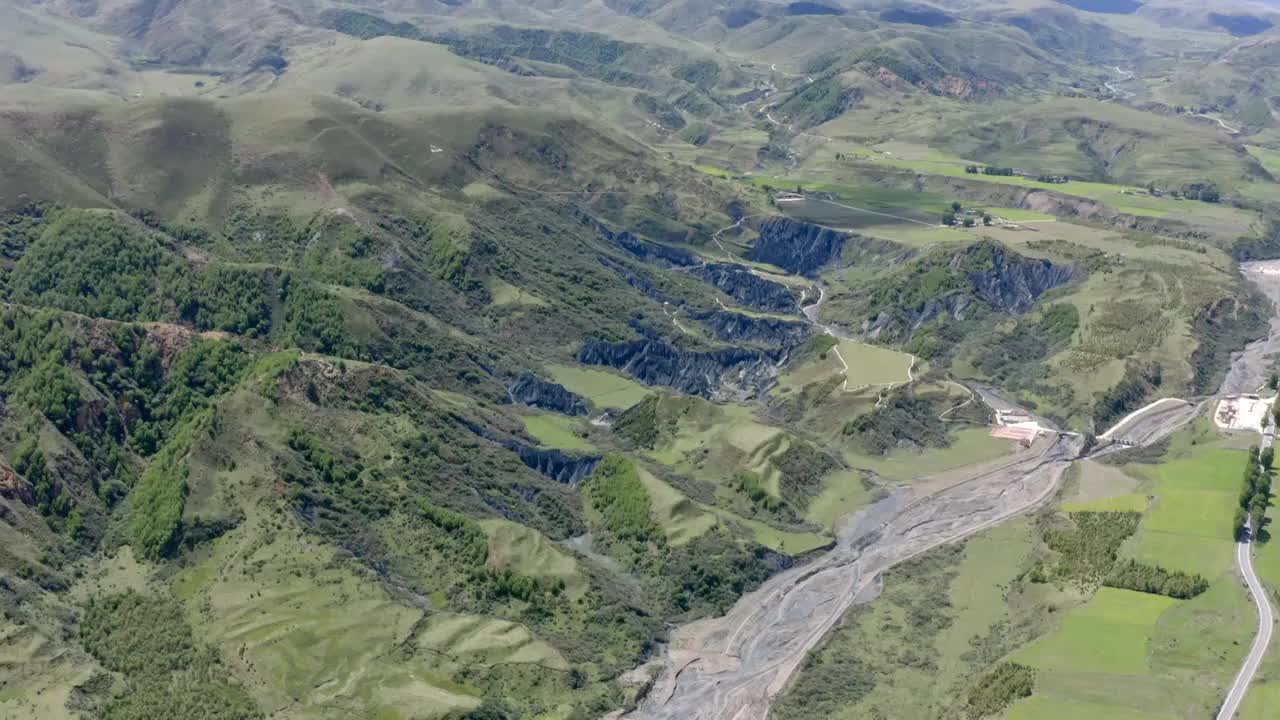 航拍四川西部的高原石林景观视频素材