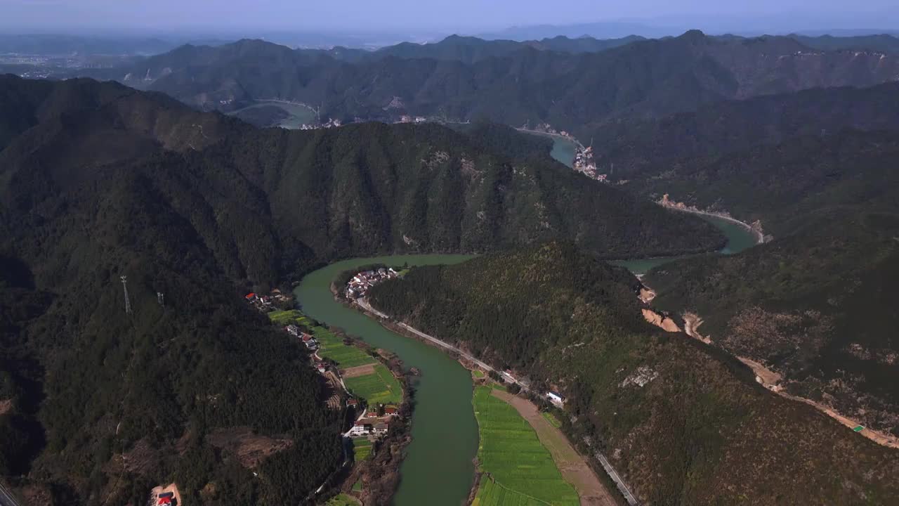 山川曲流水，道路山水间视频素材