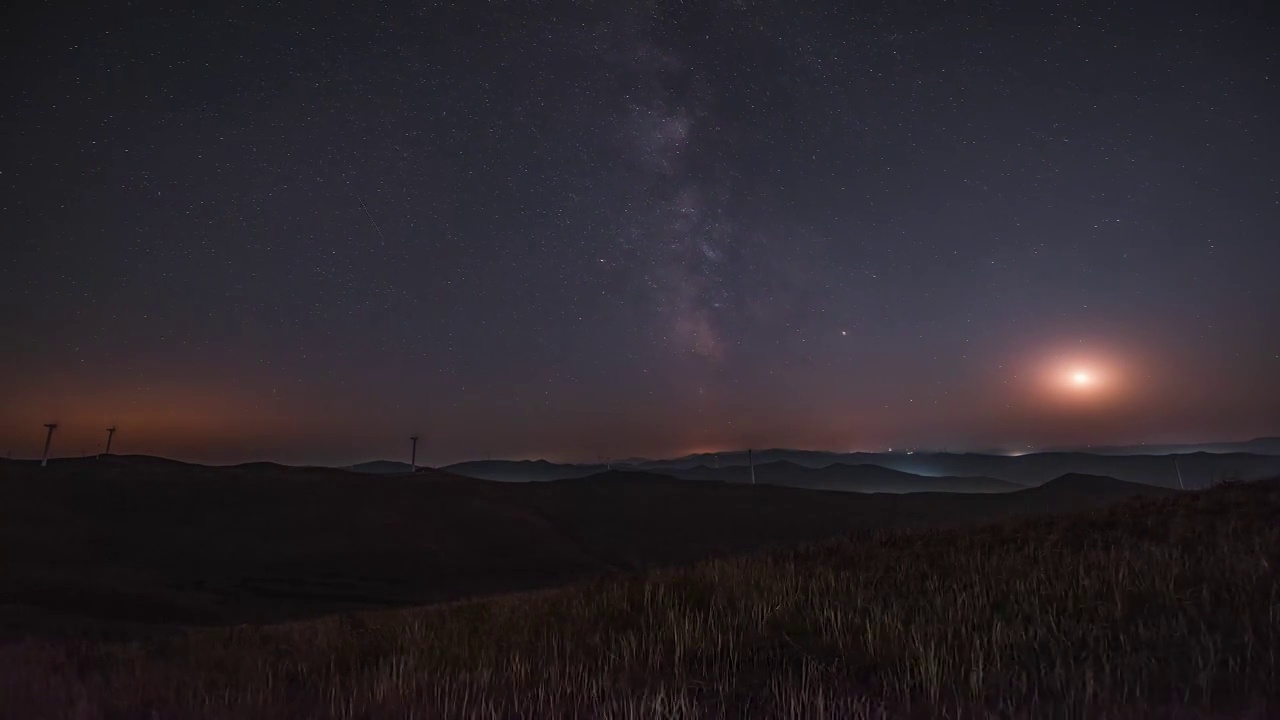 草原天路昼转夜、银河星空延时视频视频素材