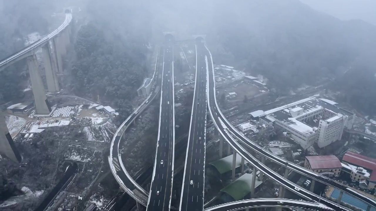 大雪中的贵阳黔春立交航拍视频素材