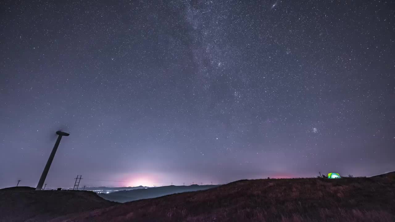 草原天路风车银河帐篷星空延时视频视频素材