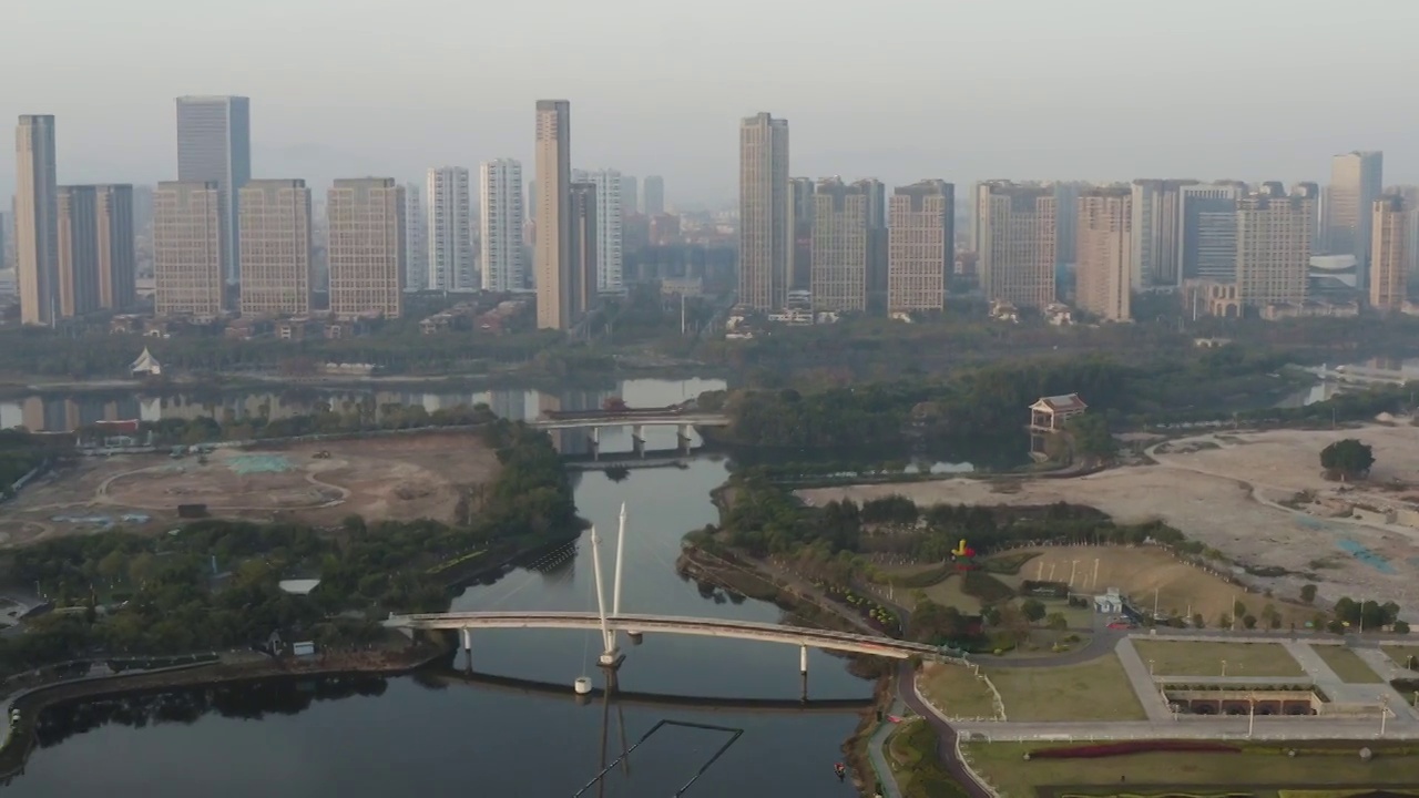 厦门集美区现代化城市天际线，清晨日出时分航拍景观视频素材