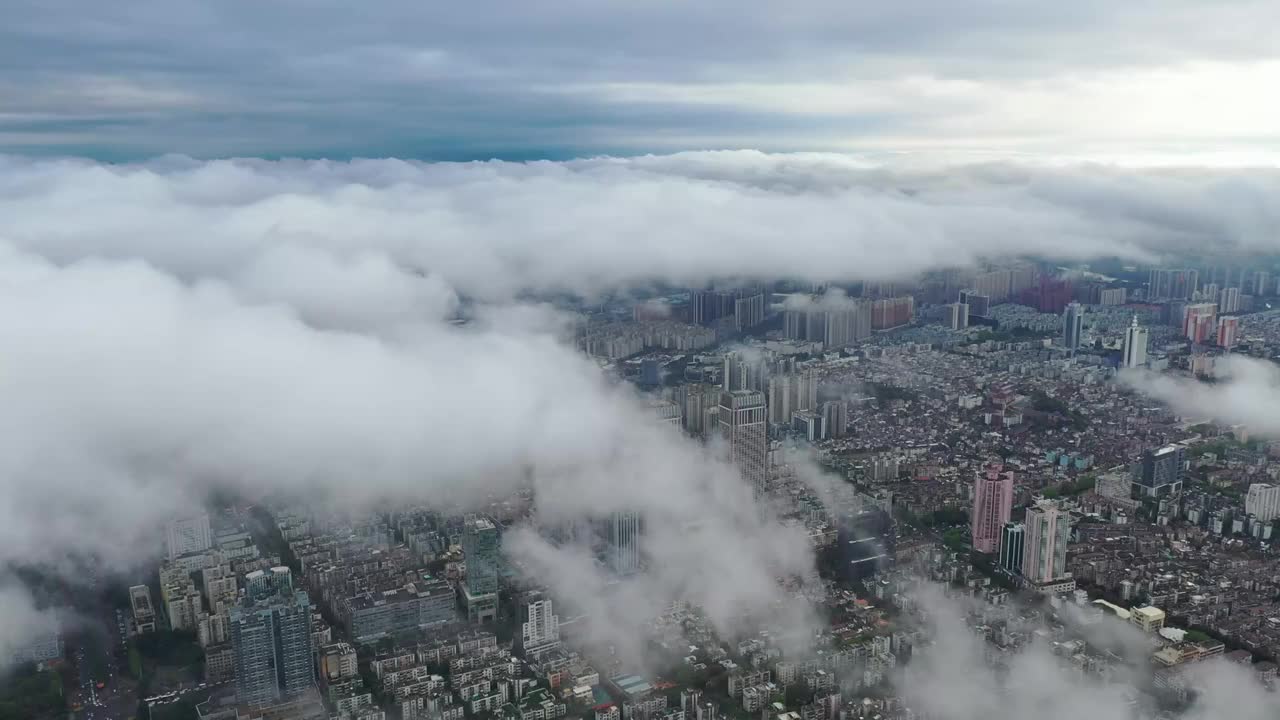 中山市云海下的利和广场双子塔视频素材