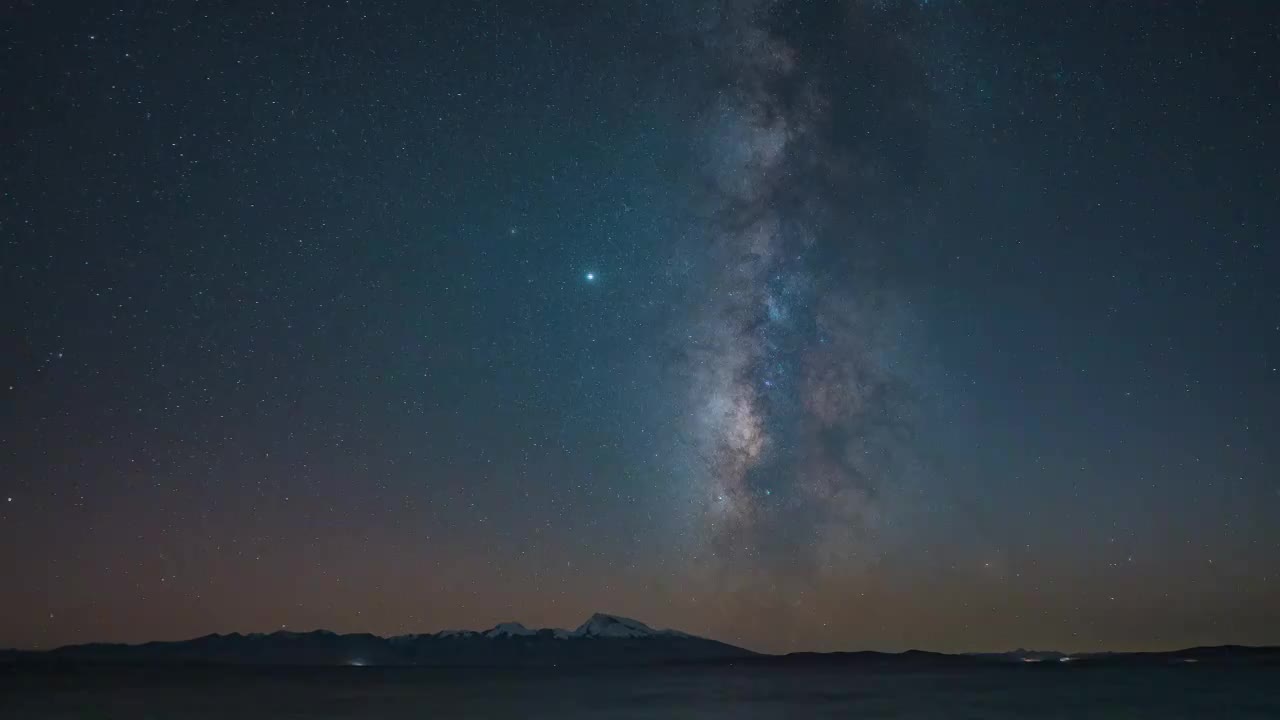 西藏风光阿里纳木那尼峰神山下的玛旁雍错圣湖星空视频素材