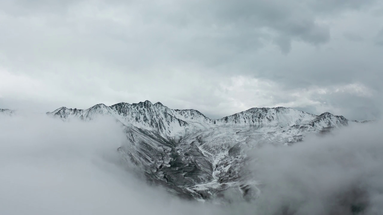 贡嘎雪山群峰云海视频下载