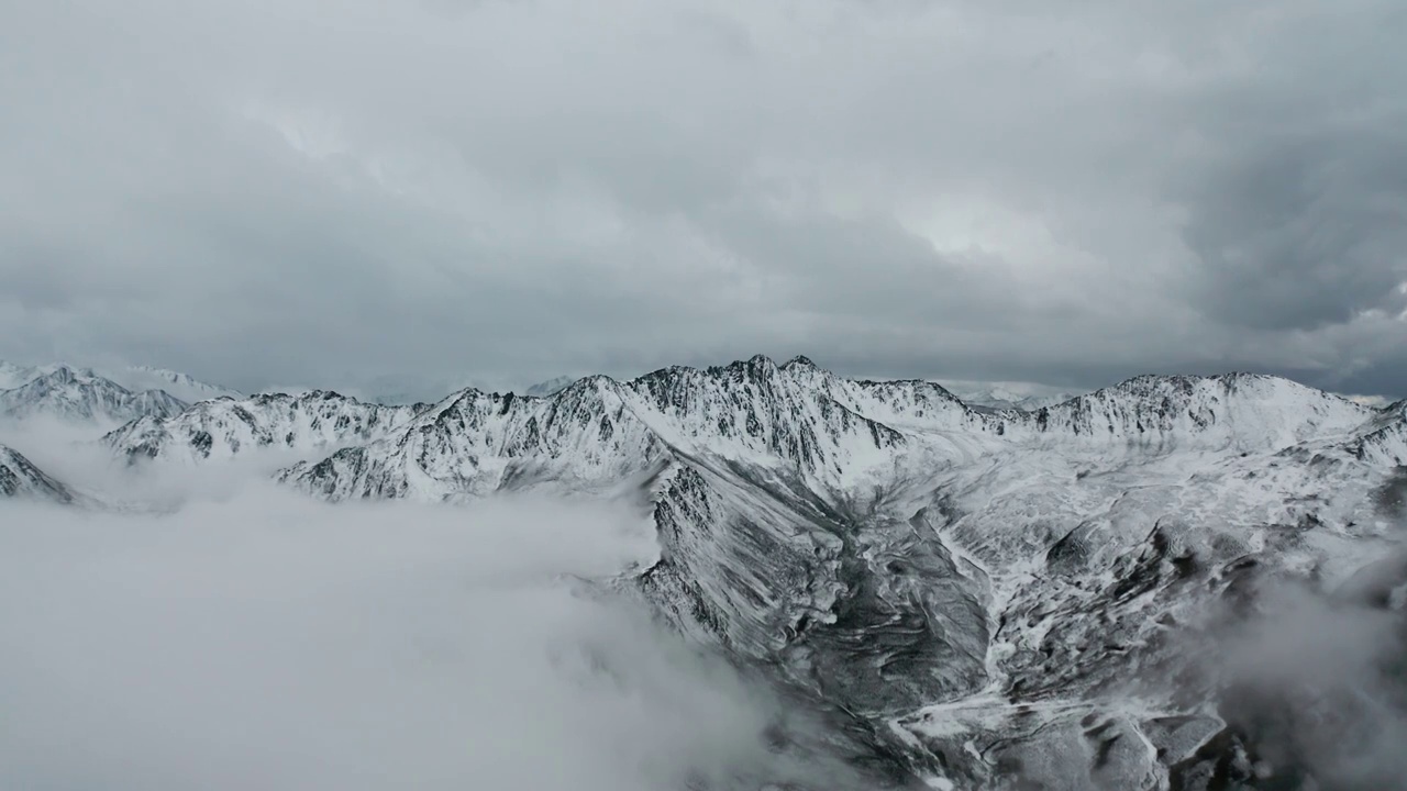 贡嘎雪山群峰云海视频下载